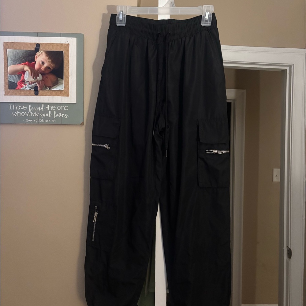 Forever 21 women’s Dark Cargo Pants